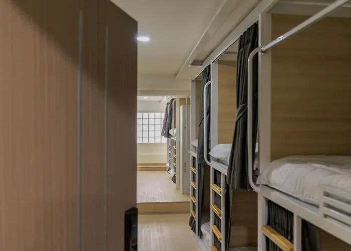 Reezq Hostel *