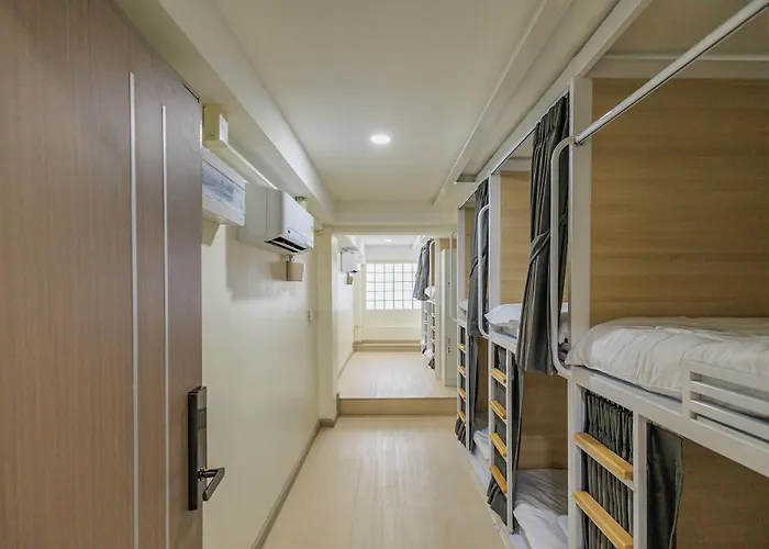 Reezq Hostel *
